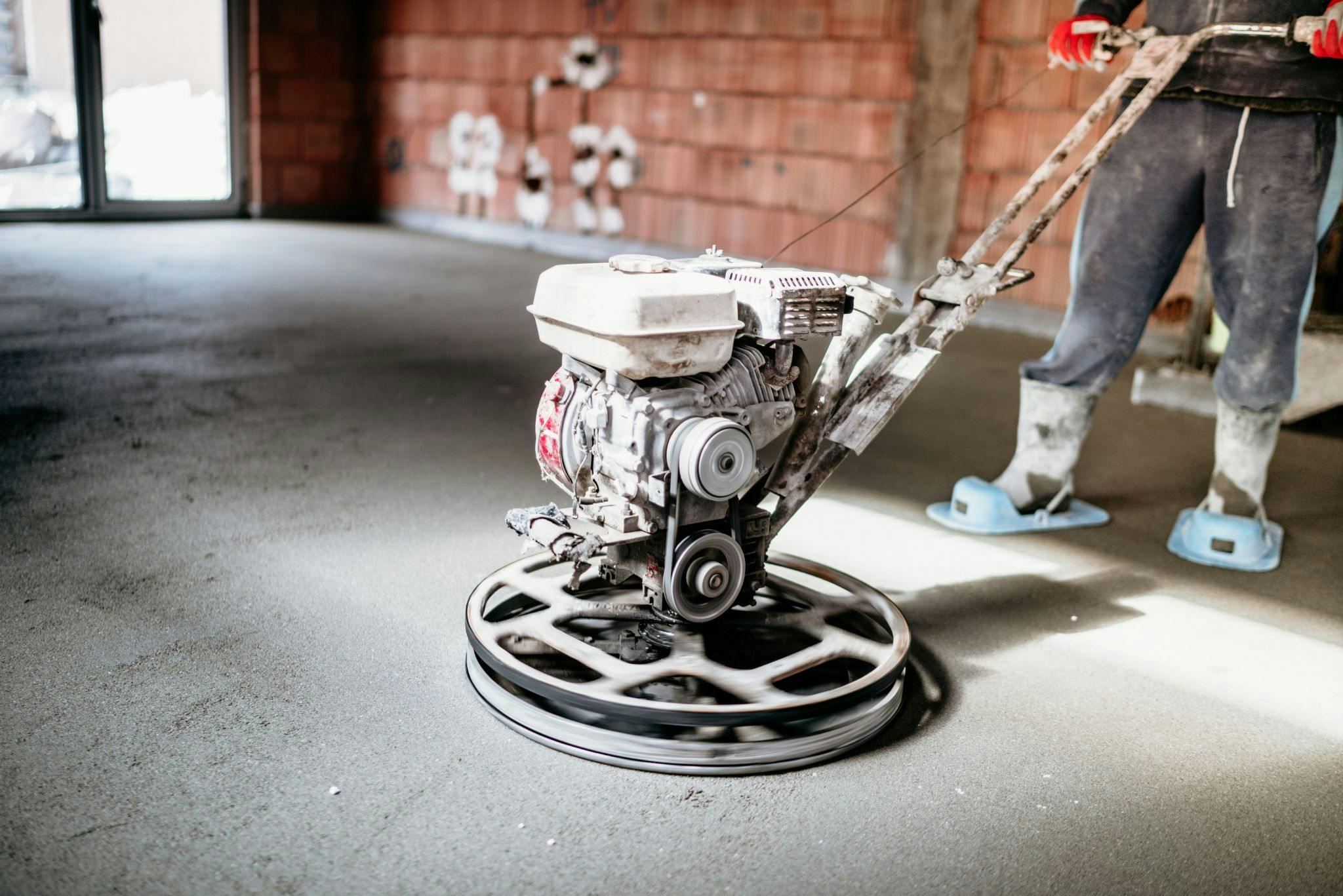 What are the benefits of using screed in Bolsover?