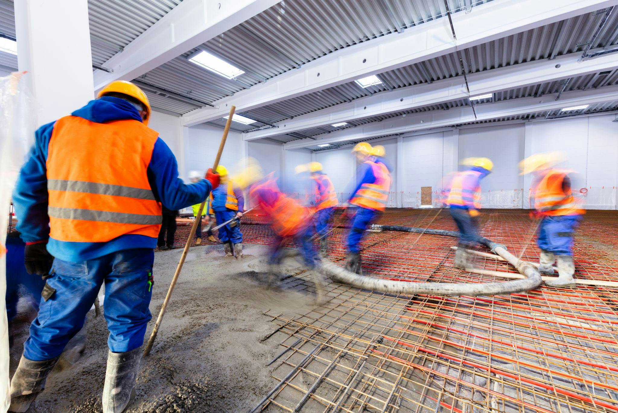 How does liquid flow screed work?